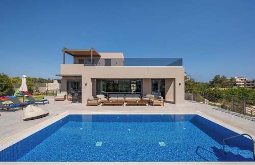 Kato Galatas Villa | Seafront Villa Family & Groups Getaway H.Pool Sauna Jacuzzi Gym Stunning Views