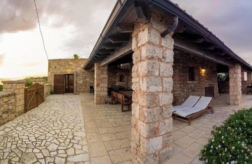 Posto Rosso Villa | Seafront Villa