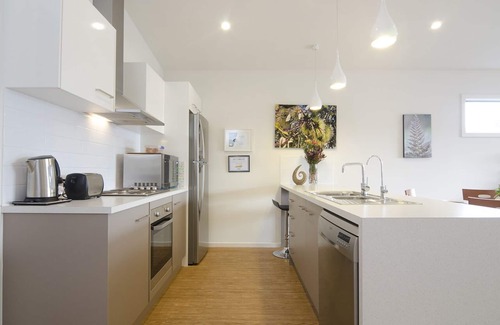 Normanville Villa | Seagrass Villas 2, n Romantic Getaway with spa.