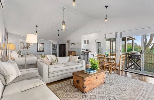 Mornington Apartment | Seahouse Studio | Private Beach Access | Pets