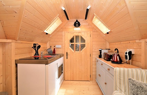 Cairndow Cabin | Seal Point Cabin, peaceful, private, couples retreat, loch edge & pet friendly (1 only)