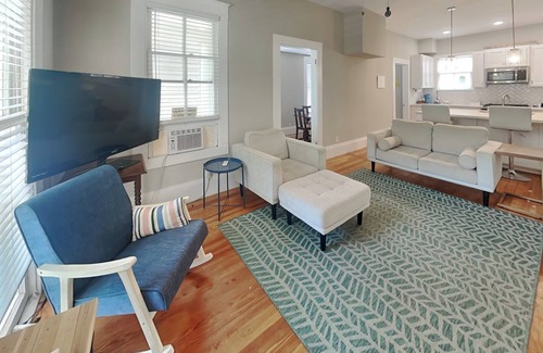 Galveston House | Sealy Cottage | Minutes from Beach