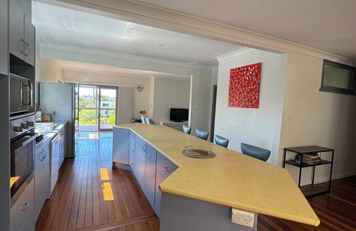 Batehaven House | "Seas the Bay" -House with water views.