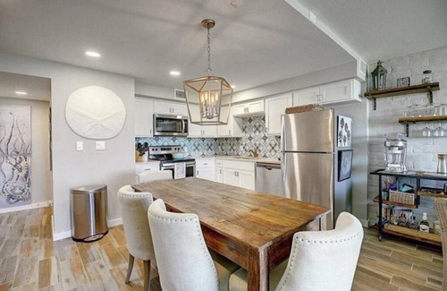 Port Aransas Condo | Seas the Day at Coral Cay—1 minute walk to beach!