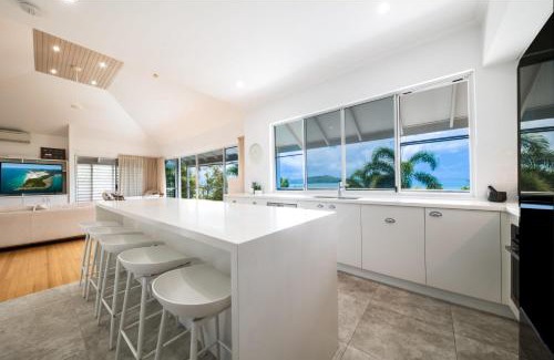 Shute Harbour House | Seascape on Shutehaven - Whitsunday Views Holiday Home