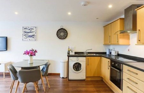 Newquay City Centre Apartment | Seashell. 2 minutes walk to beach, parking, on quiet road