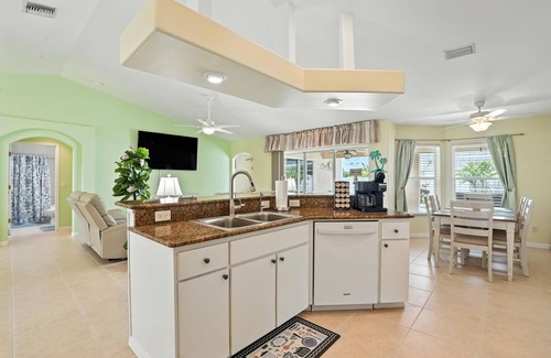 Pelican House | SEASHELL PALMS GETAWAY HEATED POOL nWelcome to sunny Cape Coral,