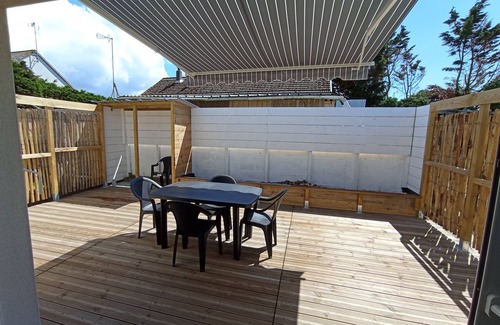 Creances House | Seaside accommodation, 300 m walk from the beach with private parking