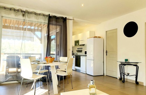 Galeria Apartment | SEASIDE APARTMENT WITH HEATED POOL
