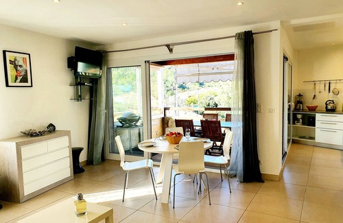 Galeria Apartment | SEASIDE APARTMENT WITH HEATED POOL