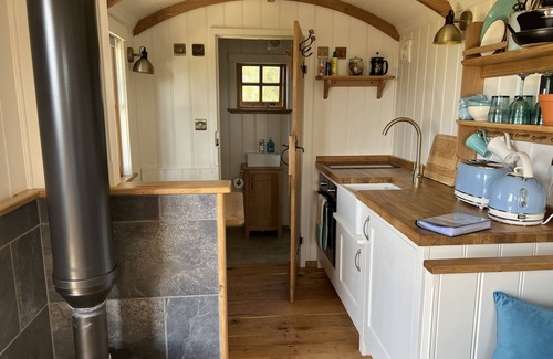 L’Eclet Cabin | Seaside Bliss: Cosy Shepherd Hut with fire place, 10 mins from the beach