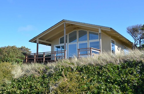 Bandon House | Seaside Bungalow: A Serene Oceanfront Retreat with Private Steps to the Beach