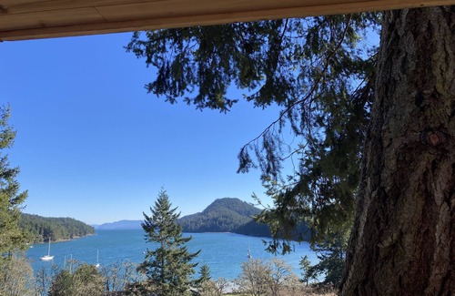 Pender Island Cottage | Seaside Cottage on Avalon Flower Farm, Pender Island.U-pick bouquet included