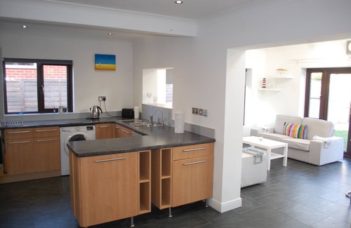 South Hayling House | Seaside Detached Bungalow "Happy Daze" in Quiet cu de sac
