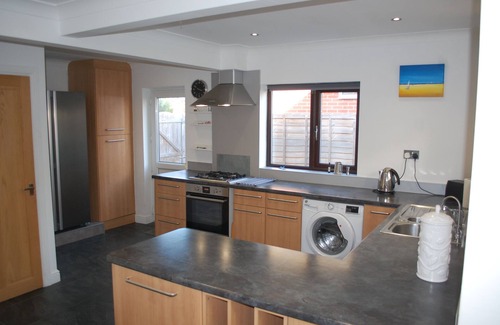 South Hayling House | Seaside Detached Bungalow "Happy Daze" in Quiet cu de sac