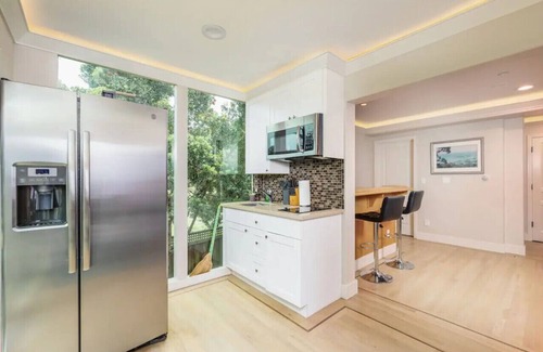 El Granada House | Seaside Escape: 1 block to Beach, Private Hot Tub, Fire Pit & BBQ
