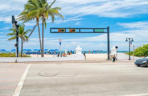 Birch Park Finger Streets Apartment | Seaside Escape Steps to Beach, Dining, Shopping and Las Olas!