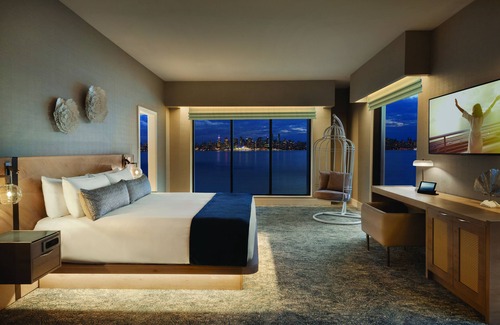 Lower Lonsdale Hotel | Seaside Hotel North Vancouver