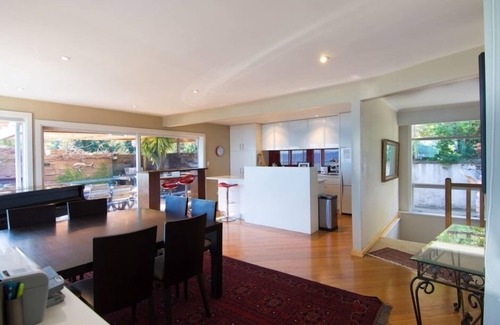 Britannia Heights House | Seaside Manor - Harbour Views, Nelson Waterfront!