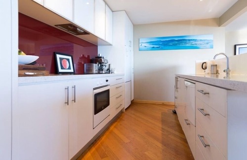 Britannia Heights House | Seaside Manor - Harbour Views, Nelson Waterfront!