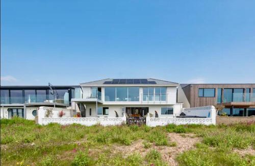Southwick House | Seaside Place on Shoreham Beach with Hot Tub