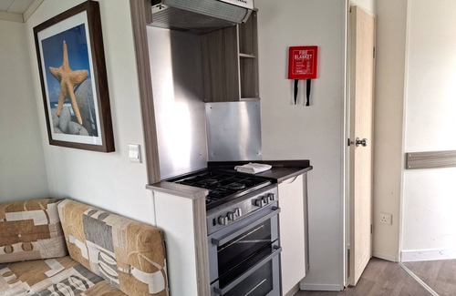 Dymchurch Apartment | Seaside retreat - 3 bedrooms with decking sleeps 8