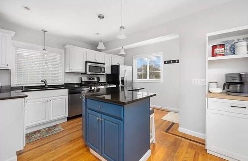 Warwick House | Seaside Serenity - Ocean view bliss near beach