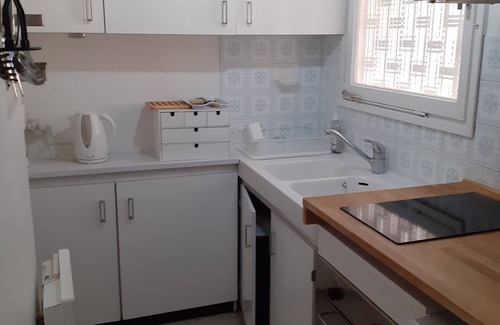 La Faviere Apartment | SEASIDE STUDIO private car park close to shops quiet residence
