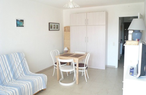 La Faviere Apartment | SEASIDE STUDIO private car park close to shops quiet residence