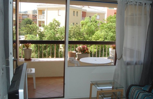 La Faviere Apartment | SEASIDE STUDIO private car park close to shops quiet residence