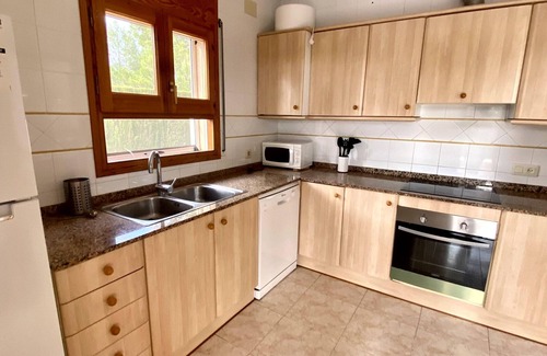 Calafat House | Seaside Villa in Costa Dorada: Private Pool, BBQ, Near Beach, Perfect for Families