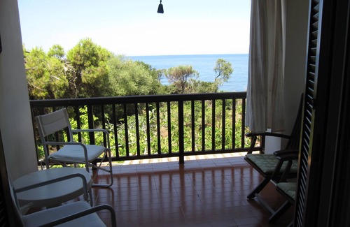 Kiparissia Villa | Seaside villa in Kyparissia, Peloponnese — Direct access to the beach below