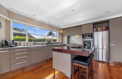 New Plymouth House | Seaside Weekender - New Plymouth Holiday Home