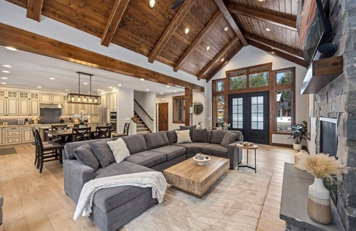 Roslyn House | Seasonal Perks Now | Walk 2 Nelson Farm + Top Amenities
