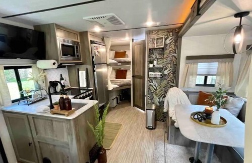 Lakeland House | Seasonally decorated, cozy + inviting city camping!