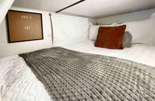 Lakeland House | Seasonally decorated, cozy + inviting city camping!