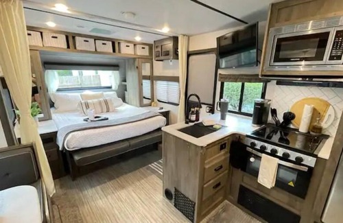 Lakeland House | Seasonally decorated, cozy + inviting city camping!