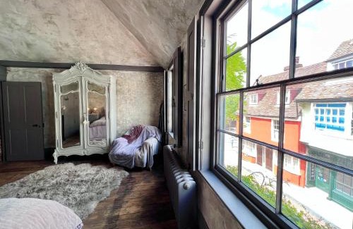 Faversham House | Seasoned Grandeur Home