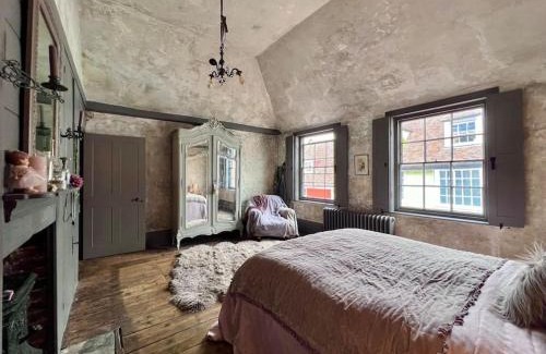Faversham House | Seasoned Grandeur Home