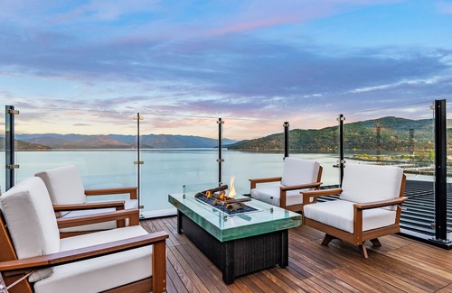 Sandpoint Condo | Seasons 8 Luxury Rooftop Pool, Hot Tub, BBQs, Waterfront