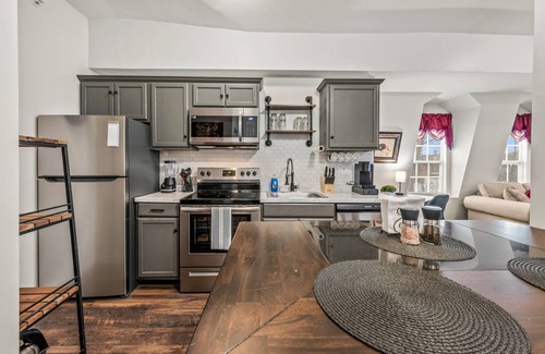Wallingford Center Apartment | Seasons Hospitality Presents all new large 1BR apartment