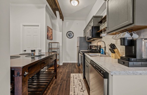 Wallingford Center Apartment | Seasons Hospitality Presents all new large 1BR apartment