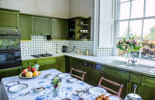 Glenisla Villa | Seasyde House - Tennis Court & Tranquil Gardens