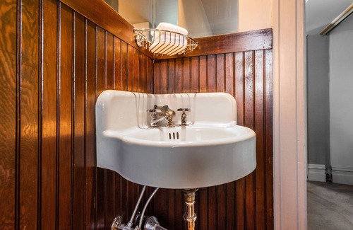 Broadway House | Seattle Gaslight Inn
