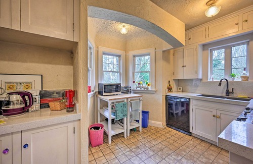North Beach/Blue Ridge Cottage | Seattle Home w/Balcony: 1 Mi to Park & Water!