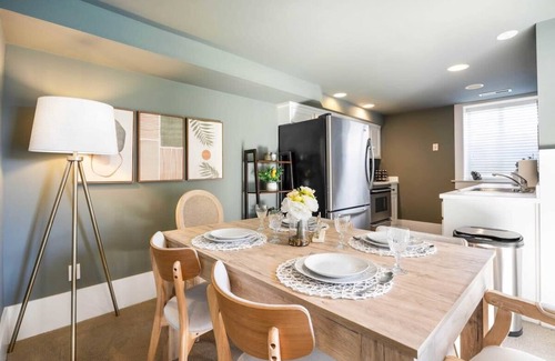 Leschi Apartment | Seattle Luxury 3B2B Daylight Basement 13 min to DT