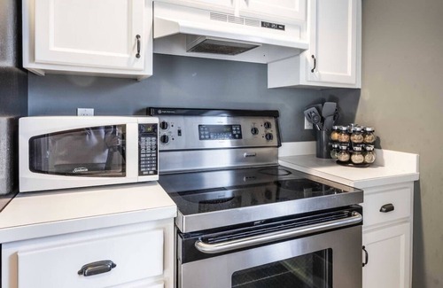 Leschi Apartment | Seattle Luxury 3B2B Daylight Basement 13 min to DT