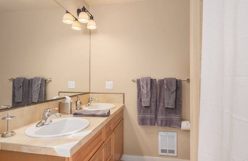 Stevens House | Seattle Vacation Home: Life's A Mountain - 3 bedrooms each w/ ensuite bath