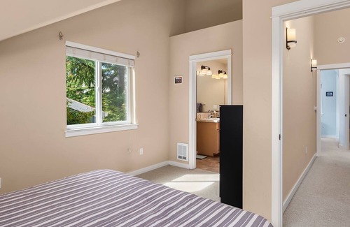 Stevens House | Seattle Vacation Home: Life's A Mountain - 3 bedrooms each w/ ensuite bath