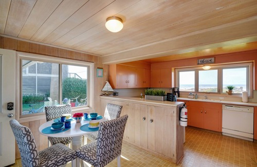 Seaside House | SeaView:}Hot-Tub~StepsToBeach~Ocean/Mt/Golf Views!~Bikes~DogsOK~Cornhole-Patio~